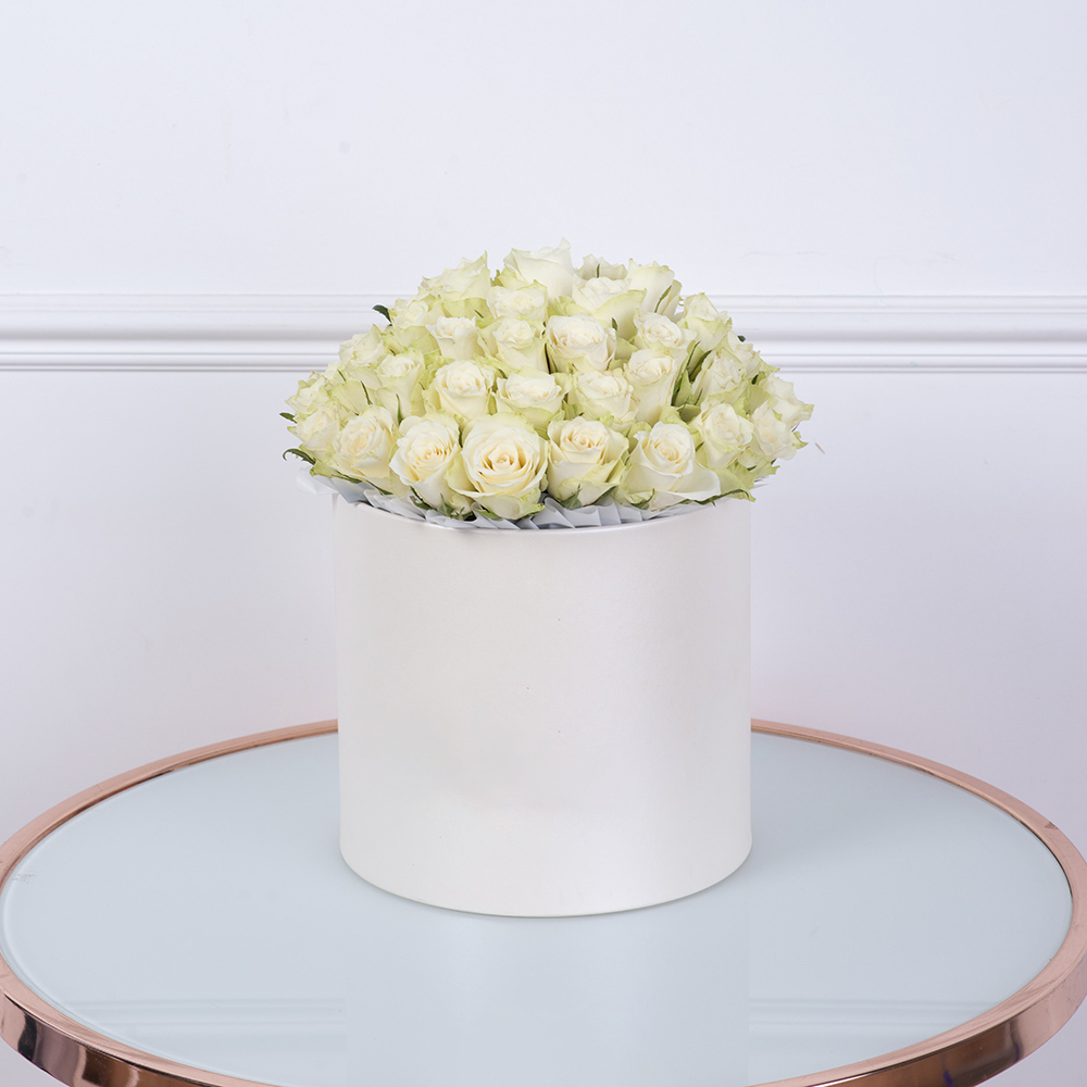 Букет из 75 белых роз в кремовой шляпной коробке