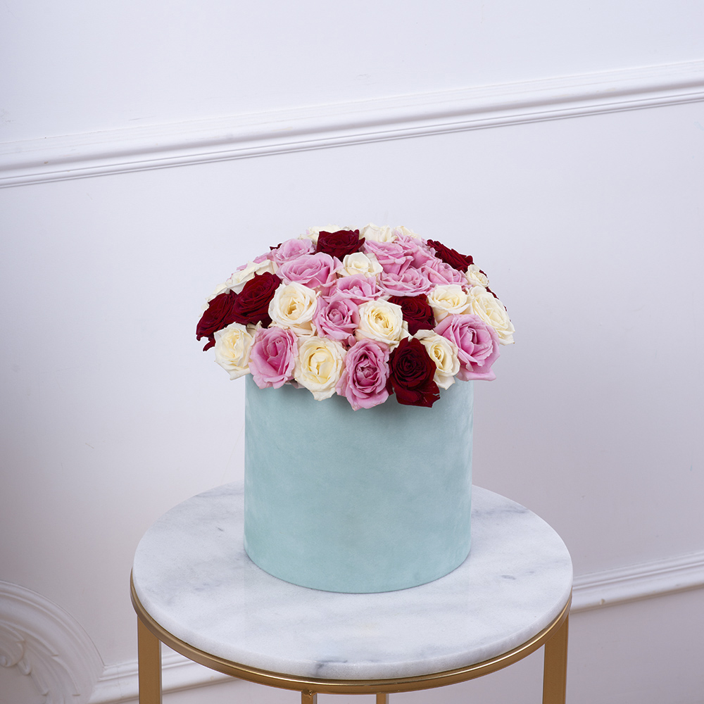 Букет из 51 разноцветной розы premium в бархатной шляпной коробке