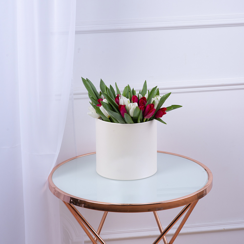 51 Разноцветный тюльпан в кремовой шляпной коробке