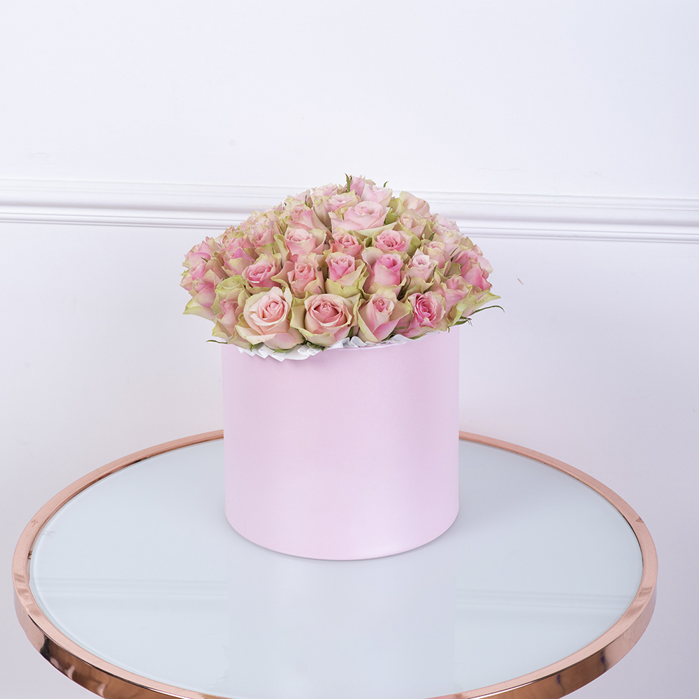 Букет из 25 бело-розовых роз в розовой шляпной коробке