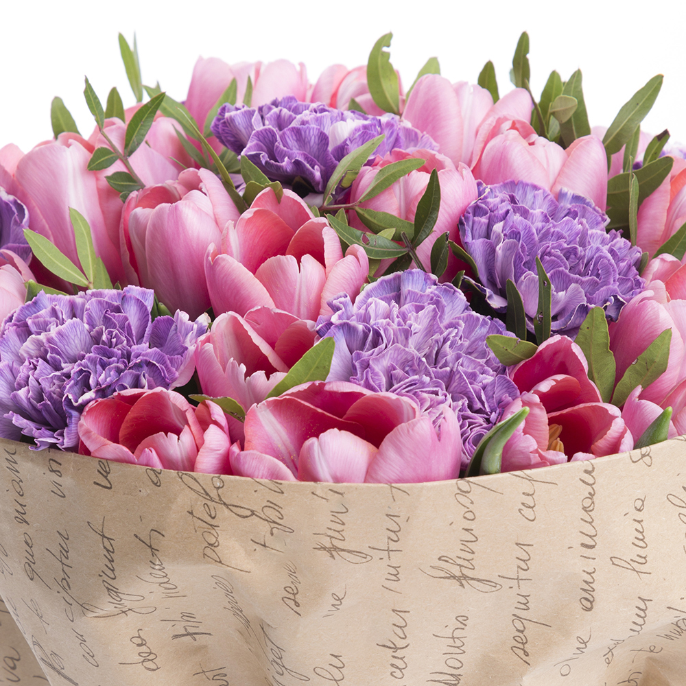 Букет цветов из тюльпанов и диантуса