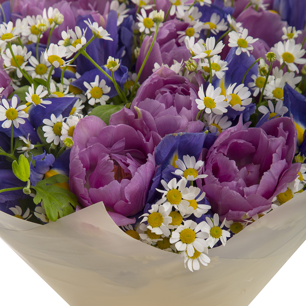 Букет из ирисов и тюльпанов