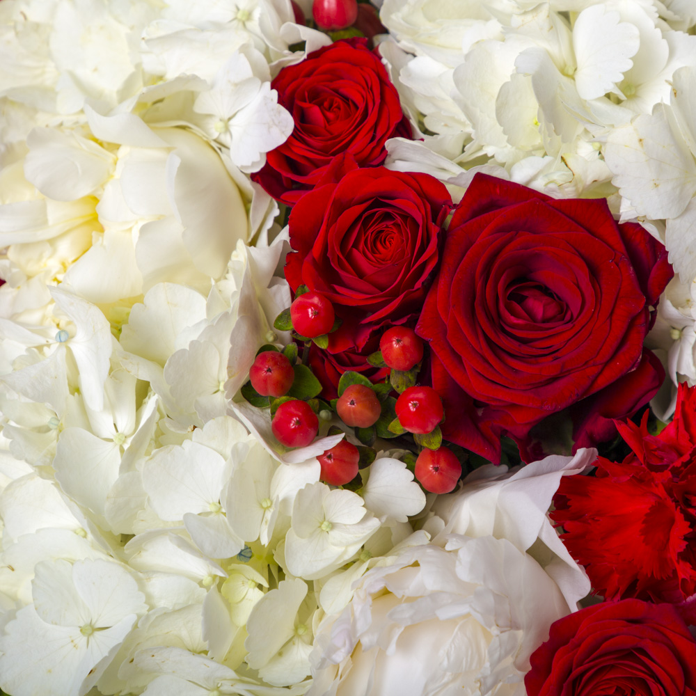 Букет из гортензий, пионов и роз