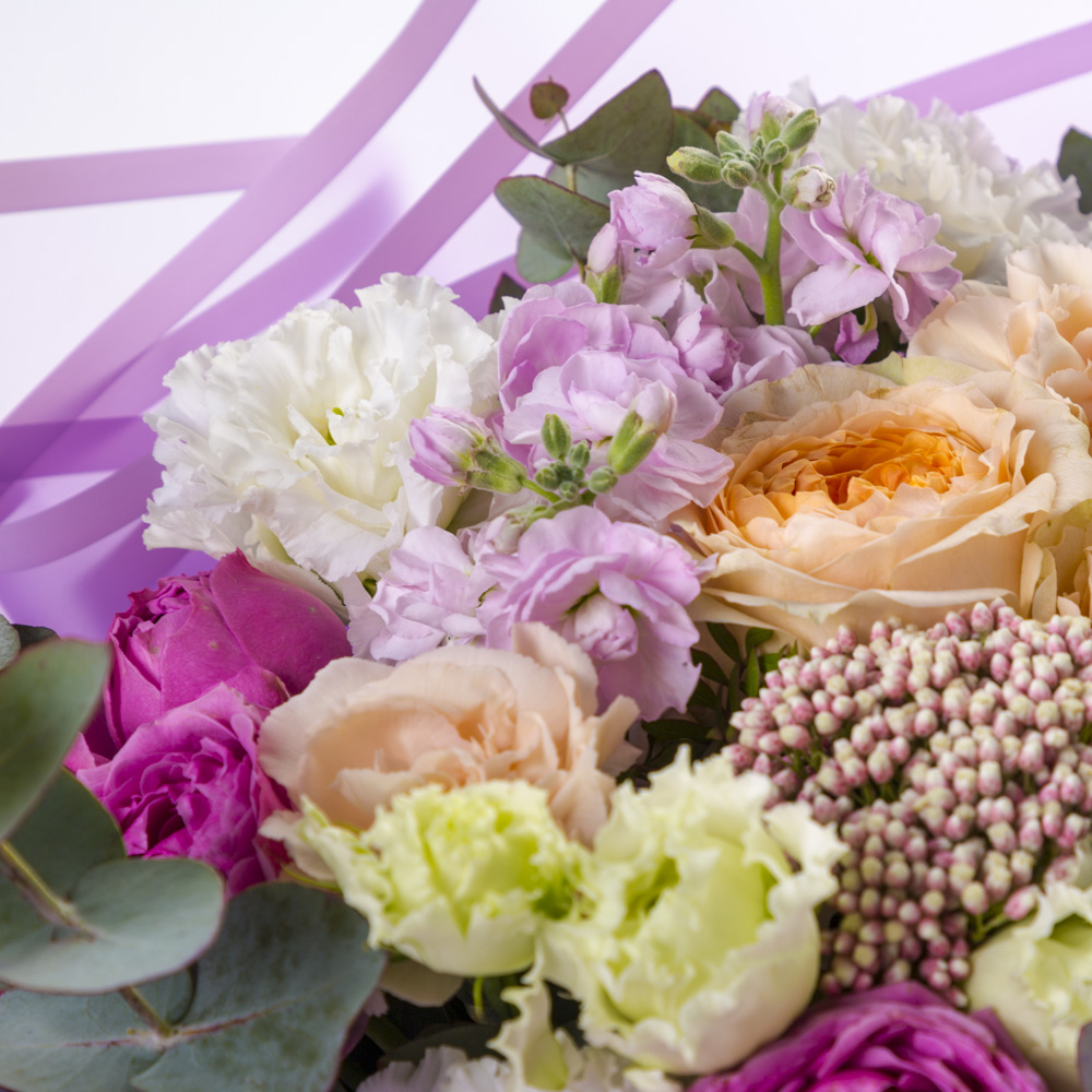 Букет с розами и эустомой