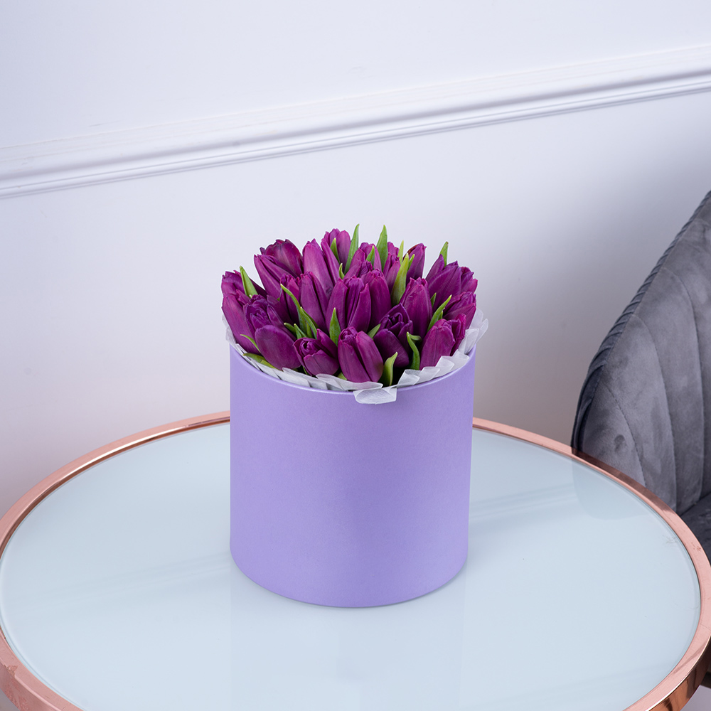 25 фиолетовых тюльпан в фиолетовой шляпной коробке