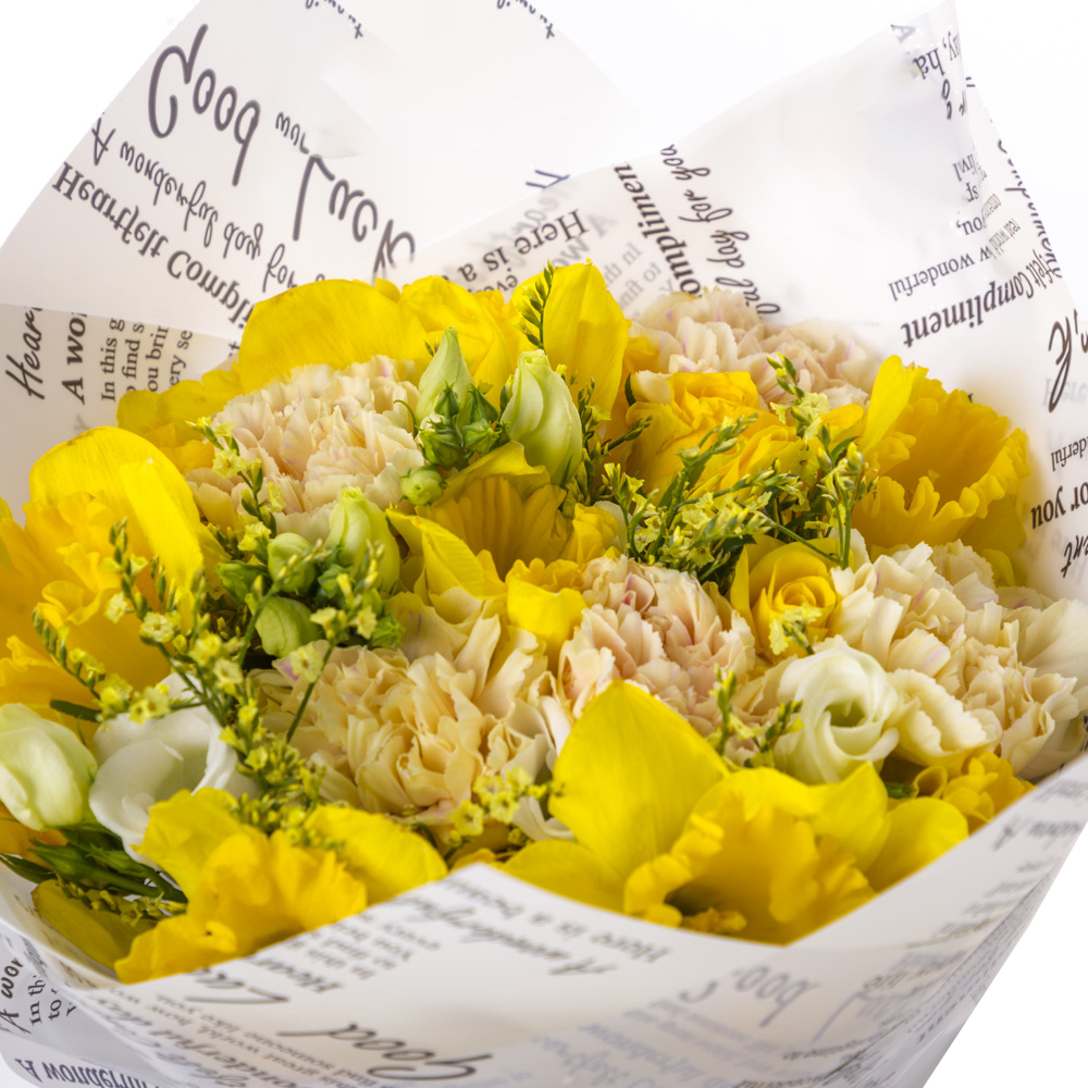 Букет из нарциссов и гвоздик