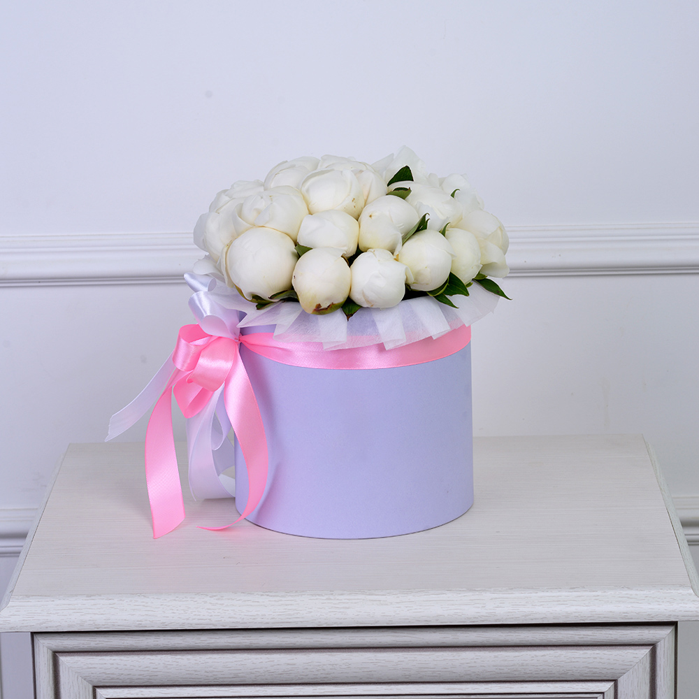 Букет из 25 белых пионов в фиолетовой шляпной коробке