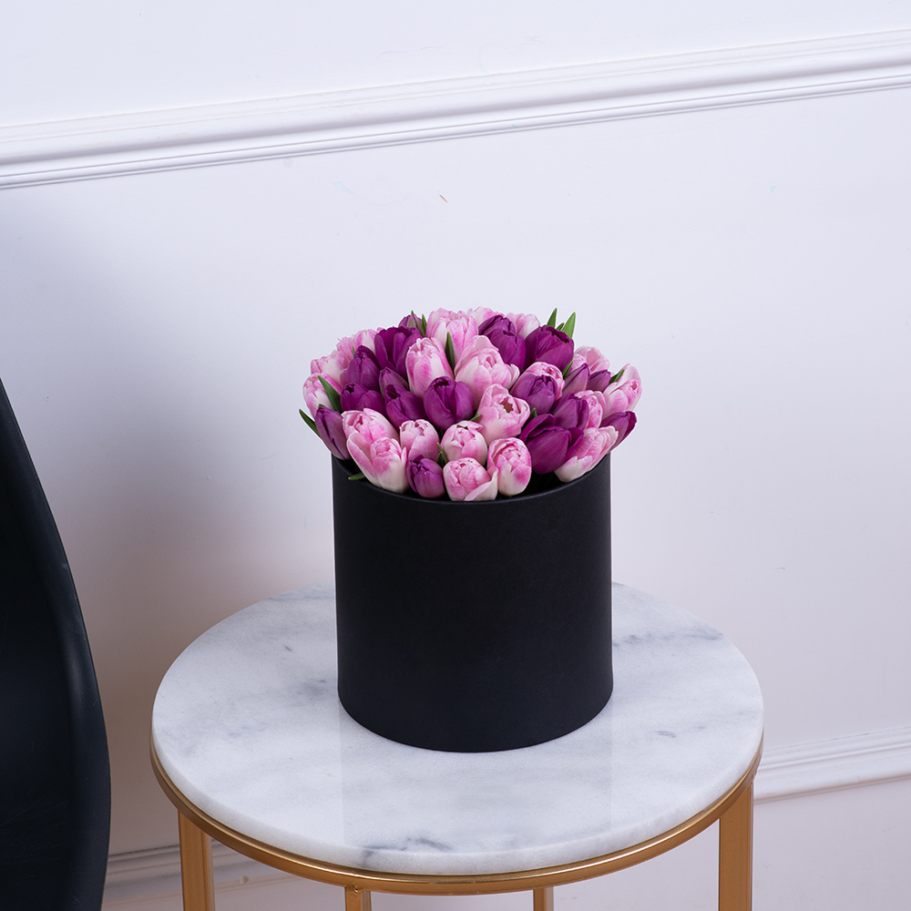 Разноцветный 51 тюльпан в черной шляпной коробке