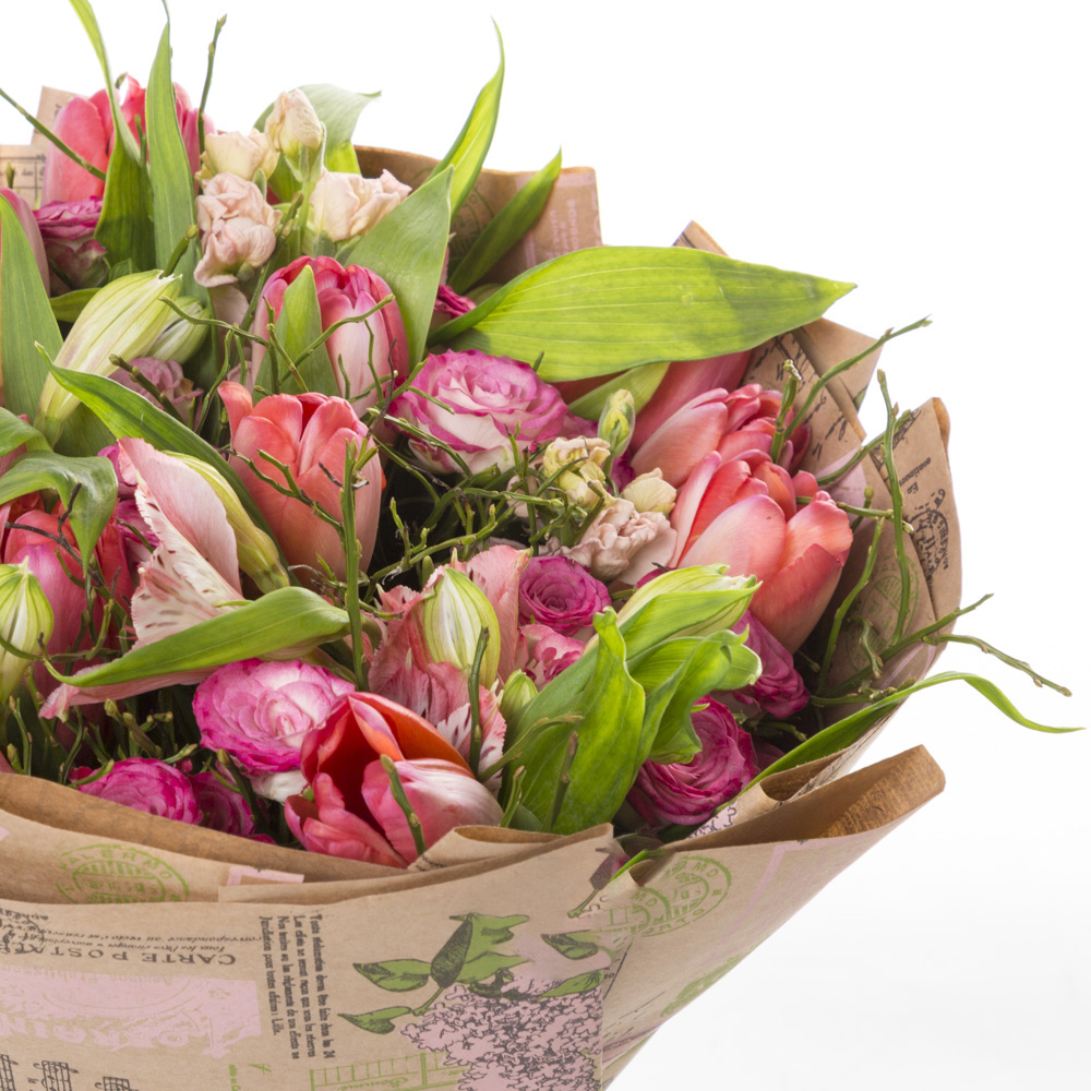 Букет из тюльпанов, альстромерии и брусники