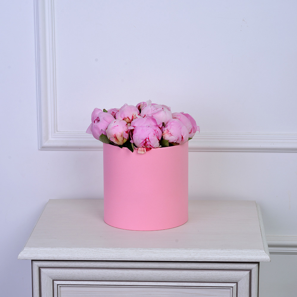 Букет из 11 розовых пионов в розовой шляпной коробке