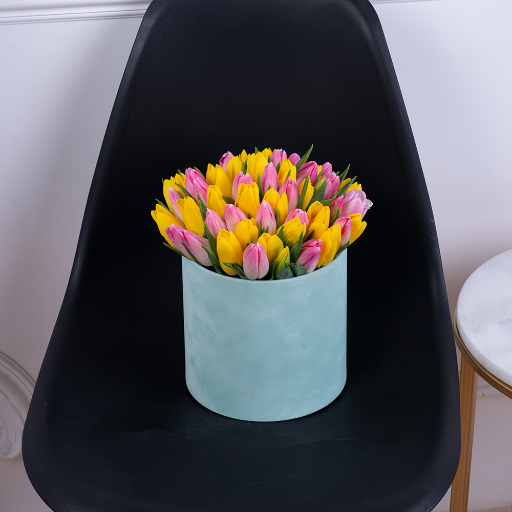 51 разноцветных тюльпан в зеленой бархатной шляпной коробке