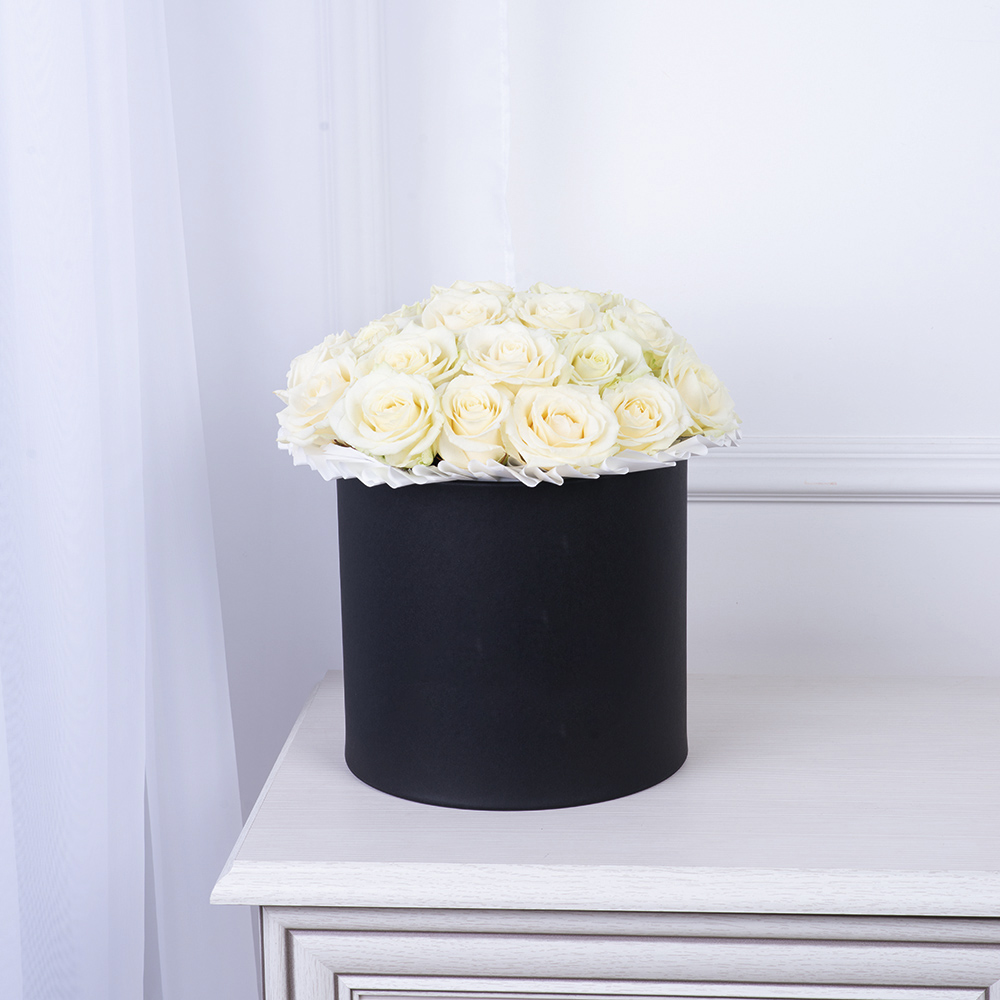 Букет из 25 белых роз premium в черной шляпной коробке