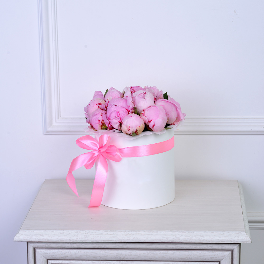 Букет из 15 розовых пионов в белой шляпной коробке