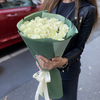 25 белых роз 60 см